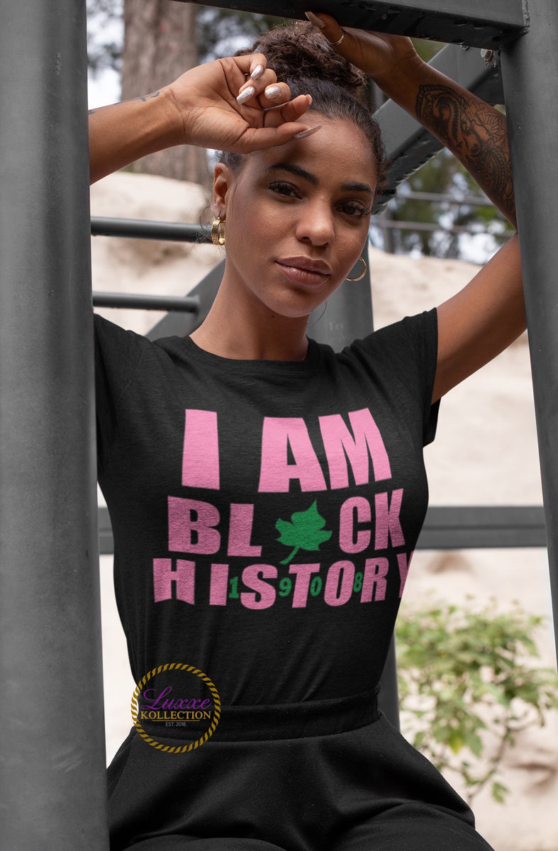 Overholdelse af udskiftelig stamme I Am Black History 1908 AKA T-shirt – Urban Luxxe Kollection